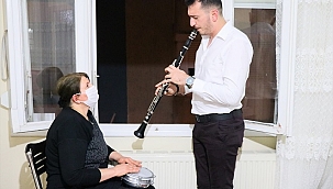 "Balkon konserleri"yle mahallelinin moral kaynağı oldu