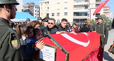 Araç kazasında şehit olan uzman çavuş, İzmir'de defnedildi