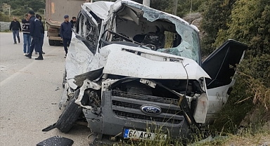Kamyonla çarpışan kamyonetin sürücüsü hayatını kaybetti