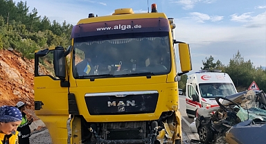 Tır,otomobil ile çarpıştı 1 ölü 2 yaralı