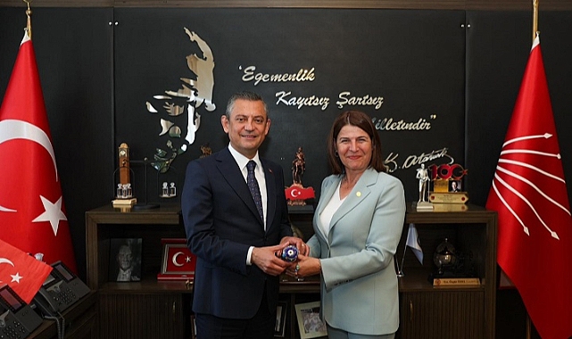 Başkan Saniye Fıçı CHP Genel Başkanı Özgür Özel'i makamında ziyaret etti