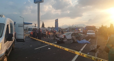 İzmir'de iki otomobil çarpıştı, 2 kişi öldü