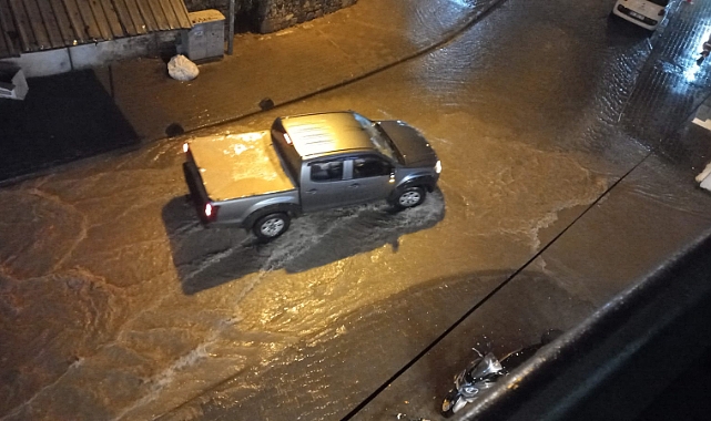 Dikili'yi sağanak yağış vurdu