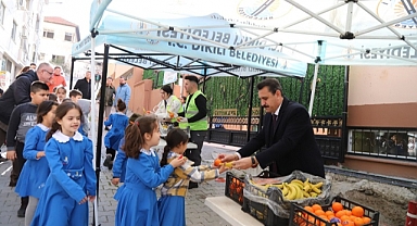 Başkan Kırgöz’den öğrencilere taze meyve ikramı