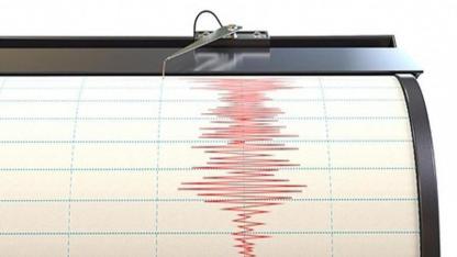 4.9'luk deprem İzmir'i de salladı!