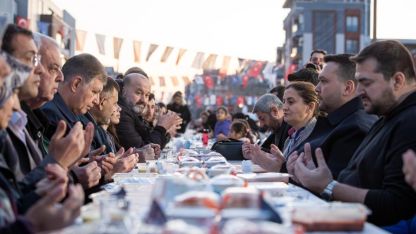 Bornova Çamdibi’nde Binlerce Kişilik İftar Sofrası