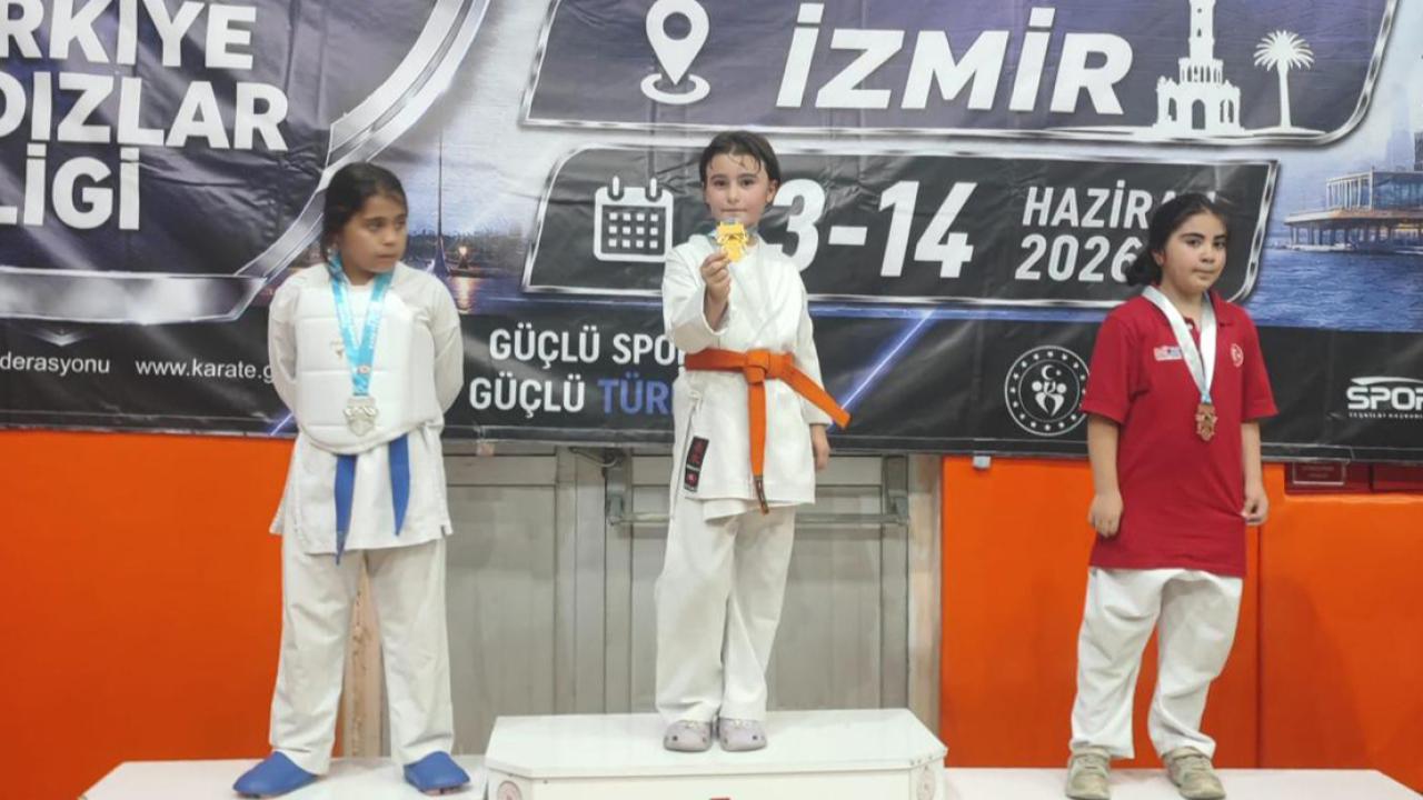 Küçük Azra Zirveye Adını Yazdırdı